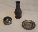 Três peças em estanho sendo vasinho com 12vm de altura por 5 cm de diâmetro, porta alianças medindo 8 cm de diâmetro e potinho com 3 cm de altura por 5 cm de diâmetro.