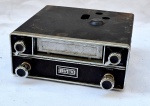 Antigo toca fitas Americano de cartuxo 8 trilhas para automóveis década de 60 "The Muntz Stereo Designed in Van Nuys California" medindo  cm de altura por 19 cm por 23 cm, sem garantias de funcionamento vendido no estado.