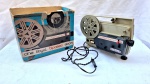 Projetor de filme super 8 Royal Gioca ligando mais sem garantias futuras. medindo 17 cm por 9 cm por 24 cm.