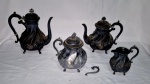 Aparelho de chá e café antigo em estanho Inglês Vitoriano necessitando banho e reparos (soldas) o bule mede 23 cm e a leiteira 12 cm de altura.