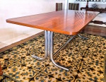 GERALDO DE BARROS - HOBJETO. Mesa para jantar com tampo de madeira nobre e base tubular em metal cromado. 75 cm de altura por 220 cm por 100 cm. Bom estado de conservação, retirada mediante agendamento na rua J. Carlos perto do Parque Laje.
