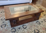 Mesa de centro em madeira maciça com vidro embutido medindo 32 cm de altura por 89 cm por 60 cm, perfeito estado de conservação, retirada mediante agendamento na rua J. Carlos perto do Parque Laje.