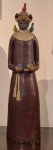 Amaro Rodrigues, ( natural de Alto do Moura, Caruaru, Pernambuco.) escultura em barro cozido e policromado representando São Francisco de Assis medindo 56 cm de altura por 15 cm de diâmetro na base, perfeito estado de conservação.