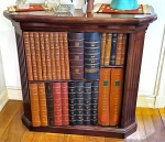Móvel bar em madeira nobre com frente e laterais com aplique de  lombadas de livros, na parte interna divisões e prateleiras, medindo 88 cm de altura por 96 cm por 45 cm, necessita pequenos reparos nas lombadas, retirada mediante agendamento na rua J. Carlos perto do Parque Laje.