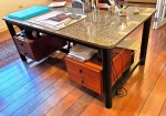GERALDO DE BARROS - HOBJETO. Mesa para escritório em grande formato com tampo de granito e estrutura em tubular de ferro e gaveteiros em madeira folheada de louro. medindo  75 cm de altura por 180 cm por 100 cm. Bom estado de conservação, retirada mediante agendamento na rua J. Carlos perto do Parque Laje.