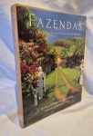 Livro Fazendas As Grandes Casas Rurais do Brasil medindo 32 cm por 26 cm.