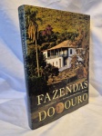 Livro Fazendas do Ouro medindo 31 cm por 24 cm.