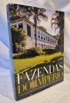Livro Fazendas do Império medindo 31 cm por 24 cm.