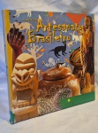 Livro A Arte do Artesanato Brasileiro medindo 31 cm por 31 cm.