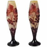 GALLÉ, Émile (1846-1904). Belo e raro par de vasos de vidro acidado decorado com flores e folhas em