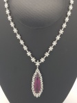 Colar de ouro branco 18k, 15,0 ct de diamantes e 11,0 ct de turmalina. Peso 37,9g.
