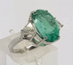 Anel de ouro branco 18k, 1,00 ct de diamantes e 10,92 ct de esmeraldas colombianas. Peso 8,1g.