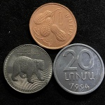 3 moedas estrangeiras flor de cunho