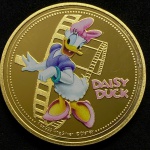 Medalha Disney - Daisy Duck / Margarida - PROOF Colorida Folheada a OURO - New Zealand - Rainha Elizabeth II