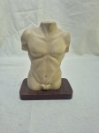 Linda escultura de busto masculino em cimento pintado com base de madeira. Medindo 17cm de altura.