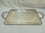 Linda bandeja retangular com 2 alças em prata 90 com borda trabalhada. Medindo 32,5cm x 22,5cm x 42,5cm alça alça.