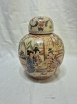 Lindo potiche em porcelana oriental com pintura em alto relevo. Medindo 16cm de bojo x 23cm de altura.