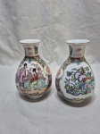 Jogo de 2 vasos em porcelana oriental com pintura de gueixas. Medindo 12cm de bojo x 18,5cm de altura.