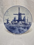 Lindo prato decorativos em porcelana Delfts Holandesa, com pintura de moinho azul e branco. Medindo 26cm de diâmetro.