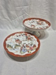 Lote de 2 pratos com pé em porcelana oriental com pintura de gueixas. Medindo o mais alto 21,5cm x 11,5cm de altura, ele está restaurado.