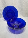 Prato de bolo e travessa redonda funda em vidro azul cobalto. Medindo o bowl 26cm x 10cm de altura.