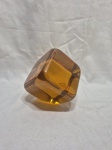 Enfeite de cubo em resina ao gosto Silon. Medindo 12,5cm de altura.