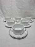 Jogo de 6 xícaras de consume em porcelana Renner Medaillon, friso prata. Medindo a xícara 10,5cm x 5cm de altura. Leve fio de cabelo.