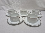 Lote de 6 xícaras de chá em porcelana Renner Medaillon, friso prata. Medindo a xícara 8,5cm x 5cm de altura.
