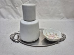 Lote de bandeja em aço inox, pequena moringa em porcelana e bowl em porcelana. Medindo a bandeja 27cm x 13cm.