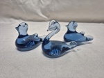 Lote de 3 enfeites na forma de aves em vidro azul. Medindo o maior 8cm de altura.