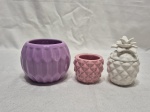 Lote de 2 cachepots e 1 potiche em porcelana colorida. Medindo o cachepot maior 8cm de altura.