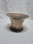 Lindo cachepot, vaso para plantas em latão cinzelado indiano. Medindo 19cm x 13cm de altura.