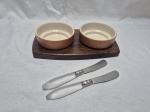 Suporte em madeira com 2 porta pastas em porcelana e espátulas em acrílico incolor. Medindo o suporte 23,5cm x 13cm.