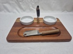 Suporte em madeira com 2 porta pastas em porcelana, 2 espatulas e faca de queijo em madeira. Medindo o suporte 30cm x 20cm.