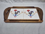 Linda bandeja em madeira com azulejos ao fundo. Medindo 36cm x 21,5cm.