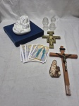 Lote sacro, composto de Nossa Senhora, crucifixo, etc. Medindo a Nossa Senhora 16cm x 16cm.