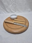 Lote de tábua de cortes de queijo em madeira, um bowl para pasta em porcelana, etc. Medindo a tábua 25,5cm de diâmetro.