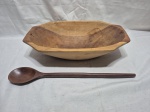 Fruteira, centro de mesa em madeira com colher longa em madeira. Medindo a fruteira 41,5cm x 26cm x 9,5cm de altura.