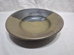 Fruteira, centro de mesa em cerâmica vitrificada, peça assinada. Medindo 33,5cm x 7,5cm de altura.