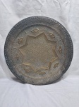 Lindo prato decorativo, medalhão em latão cinzelado. Medindo 40cm de diâmetro.