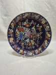 Lindo prato decorativo em porcelana azul cobalto com flores e ave. Medindo 26,5cm de diâmetro.