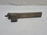 Rara e antiga caixa para caneta tinteiro em latão indiano ricamente cinzelado. Medindo 21,5cm de comprimento x 4cm de altura.