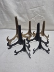 Lote de 7 suportes para prato de mesa em plástico duro. Medindo o maior 15,5cm de altura.