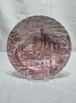 Lindo prato fundos decorativo em porcelana inglesa vermelha e branca, cena de fazenda. Medindo 23cm de diâmetro.