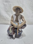 Escultura de sábio oriental em porcelana com policromia. Medindo 20cm de altura.