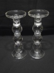 Par de castiçais em cristal com coluna bolinha. Medindo 9cm de base x 24cm de altura.
