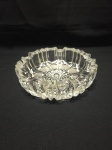 Cinzeiro redondo em grosso cristal moldado. Medindo 18cm x 5cm de altura.