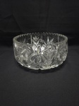 Centro de mesa redondo fundo, bowl em cristal lapidado com borda serrilhada. Medindo 21cm x 11cm de altura.