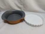Lote de 2 travessas em porcelana refratária, sendo uma revestida de teflon. Medindo a maior 28cm x 7cm de altura.