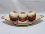 Centro de mesa oval com 3 bolas decorativas em cerâmica pintada. Medindo 38cm x 15,5cm x 6cm de altura.